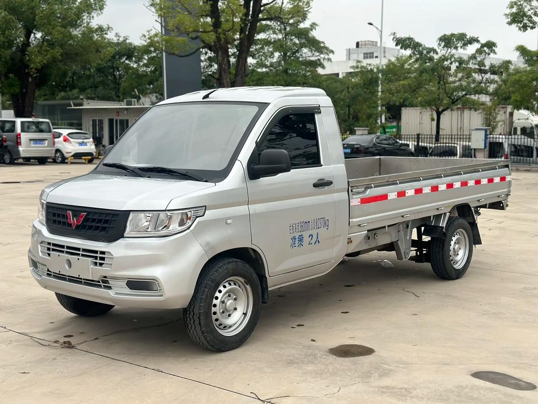 五菱荣光最便宜的一款多少钱/五菱荣光最便宜的一款多少钱啊